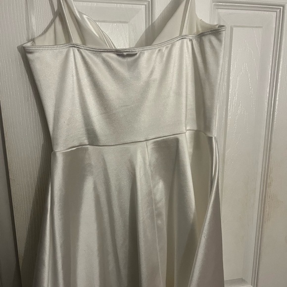 White Windsor Dress - Picture 2 of 4